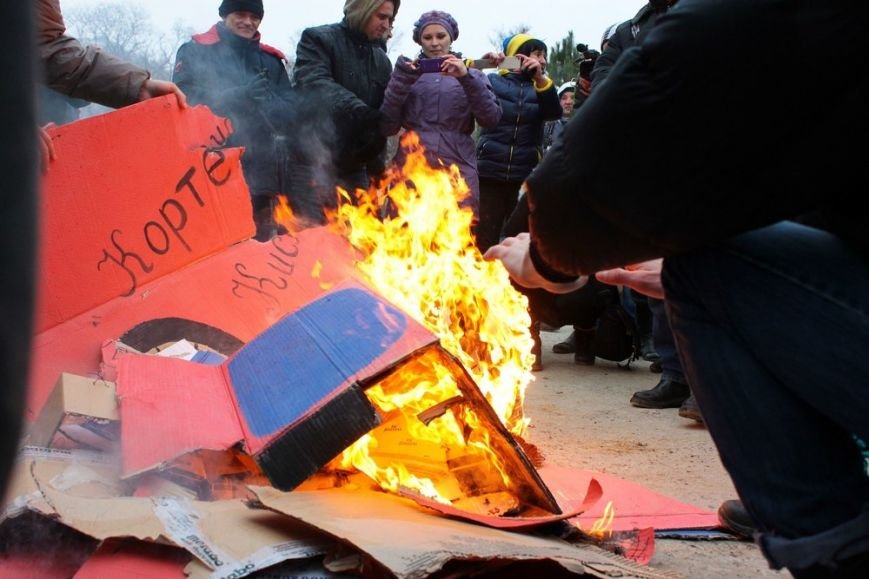 В Одессе борцы за Ланжерон в качестве протеста сожгли автомобиль. Пока картонный (ФОТО) (фото) - фото 6 В Одессе борцы за Ланжерон в качестве протеста сожгли автомобиль. Пока картонный (ФОТО) (фото) - фото 6