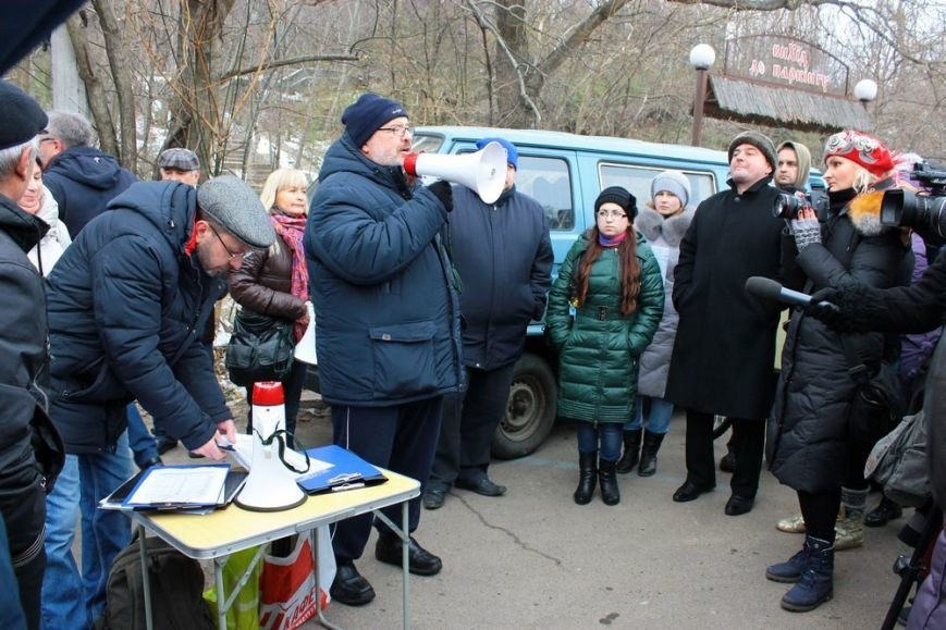 В Одессе борцы за Ланжерон в качестве протеста сожгли автомобиль. П... В Одессе борцы за Ланжерон в качестве протеста сожгли автомобиль. Пока картонный (ФОТО) (фото) - фото 1