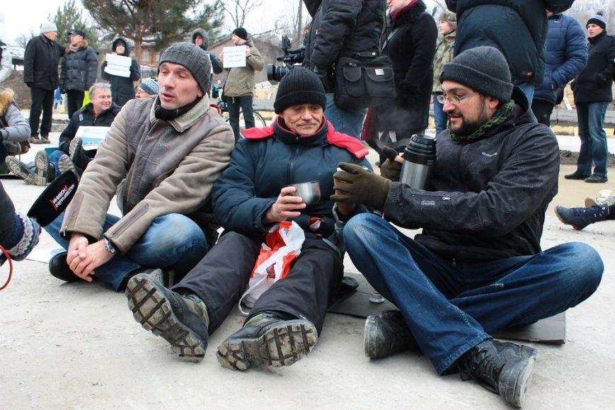 В Одессе борцы за Ланжерон в качестве протеста сожгли автомобиль. Пока картонный (ФОТО) (фото) - фото 6 В Одессе борцы за Ланжерон в качестве протеста сожгли автомобиль. Пока картонный (ФОТО) (фото) - фото 6