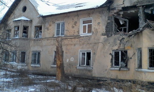 В сети появились фото последствий обстрела горловской Бессарабки (фото) - фото 1 В сети появились фото последствий обстрела горловской Бессарабки (фото) - фото 1