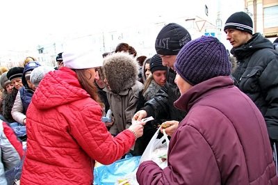 В Макеевке ярмарка: за дешевыми продуктами выстроились длинные очереди (фото) - фото 1 В Макеевке ярмарка: за дешевыми продуктами выстроились длинные очереди (фото) - фото 1