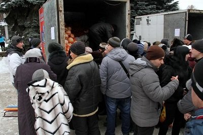 В Макеевке ярмарка: за дешевыми продуктами выстроились длинные очереди (фото) - фото 2 В Макеевке ярмарка: за дешевыми продуктами выстроились длинные очереди (фото) - фото 2