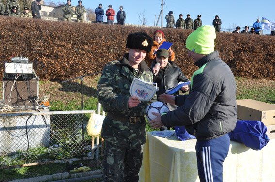 Николаевские правоохранители с военнослужащими собрали на футбольном матче деньги для бойца, спасшего товарищей в зоне АТО (ФОТО) (фото) - фото 10 Николаевские правоохранители с военнослужащими собрали на футбольном матче деньги для бойца, спасшего товарищей в зоне АТО (ФОТО) (фото) - фото 10