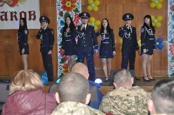 Николаевские правоохранители с военнослужащими собрали на футбольном матче деньги для бойца, спасшего товарищей в зоне АТО (ФОТО) (фото) - фото 1 Николаевские правоохранители с военнослужащими собрали на футбольном матче деньги для бойца, спасшего товарищей в зоне АТО (ФОТО) (фото) - фото 1