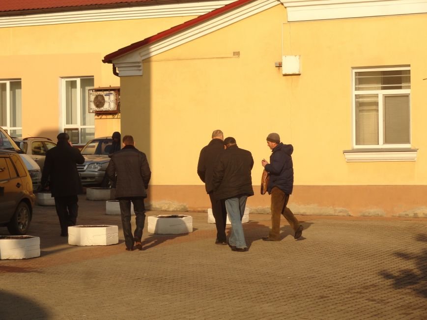 В администрацию порта Мариуполя вошли вооруженные люди (фото) - фото 2 В администрацию порта Мариуполя вошли вооруженные люди (фото) - фото 2