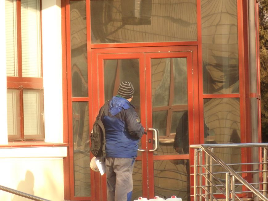 В администрацию порта Мариуполя вошли вооруженные люди (фото) - фото 1 В администрацию порта Мариуполя вошли вооруженные люди (фото) - фото 1