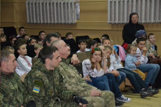 ФОТОРЕПОРТАЖ: повернувшись з АТО, львівські міліціонери зустрілись із школярами (фото) - фото 1 ФОТОРЕПОРТАЖ: повернувшись з АТО, львівські міліціонери зустрілись із школярами (фото) - фото 1