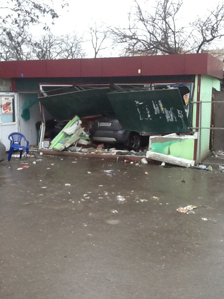 Под Одессой иномарка влетела в автобусную остановку (ФОТО) (фото) - фото 1 Под Одессой иномарка влетела в автобусную остановку (ФОТО) (фото) - фото 1
