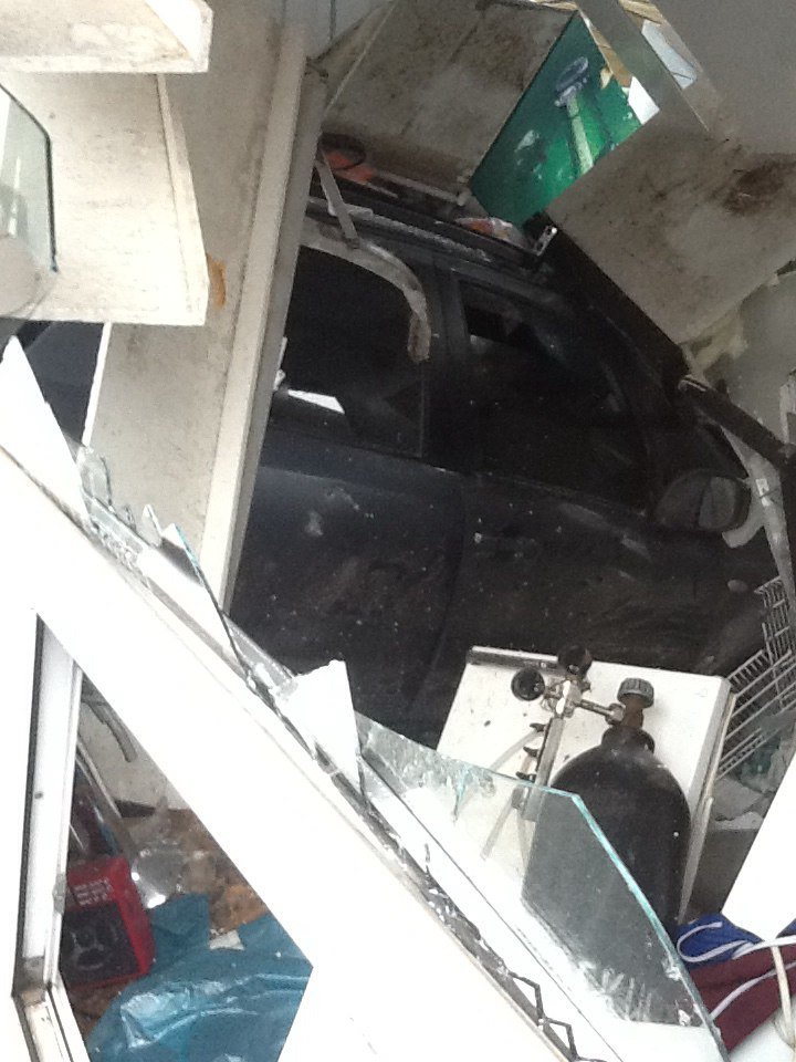 Под Одессой иномарка влетела в автобусную остановку (ФОТО) (фото) - фото 2 Под Одессой иномарка влетела в автобусную остановку (ФОТО) (фото) - фото 2