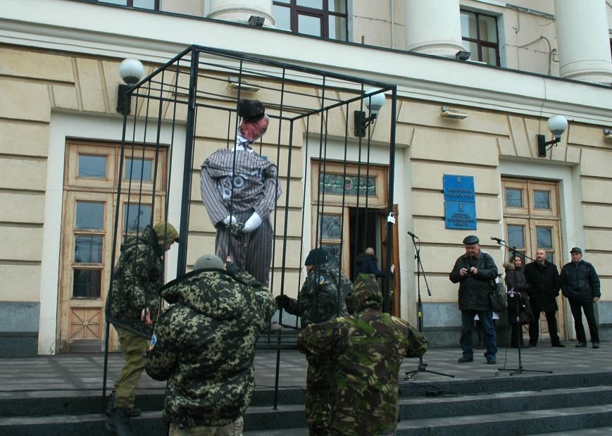 В Запорожье под мэрией прошел митинг за отставку мэра и дем..., фото-1 В Запорожье под мэрией прошел митинг за отставку мэра и демонтаж памятников (ХРОНИКА, ФОТО, ОБНОВЛЕНО), фото-1