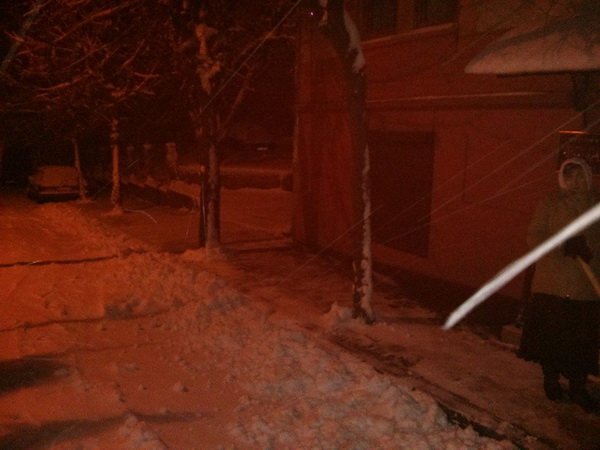 Мер Чернівців з самого ранку перевірив роботу міських двірників (ФОТО) (фото) - фото 2 Мер Чернівців з самого ранку перевірив роботу міських двірників (ФОТО) (фото) - фото 2