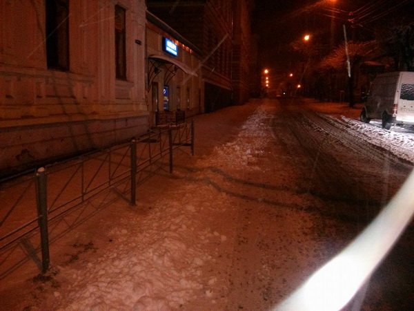 Мер Чернівців з самого ранку перевірив роботу міських двірників (ФОТО) (фото) - фото 2 Мер Чернівців з самого ранку перевірив роботу міських двірників (ФОТО) (фото) - фото 2