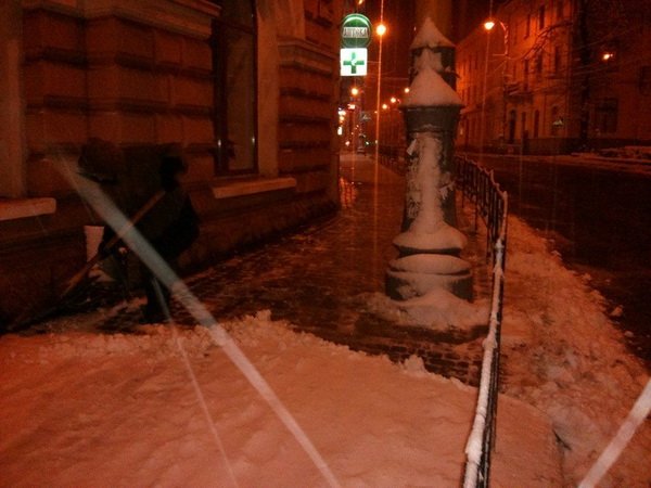 Мер Чернівців з самого ранку перевірив роботу міських двірників (ФОТО) (фото) - фото 2 Мер Чернівців з самого ранку перевірив роботу міських двірників (ФОТО) (фото) - фото 2