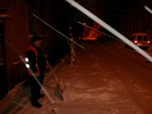 Мер Чернівців з самого ранку перевірив роботу міських двірників (ФОТО) (фото) - фото 2 Мер Чернівців з самого ранку перевірив роботу міських двірників (ФОТО) (фото) - фото 2
