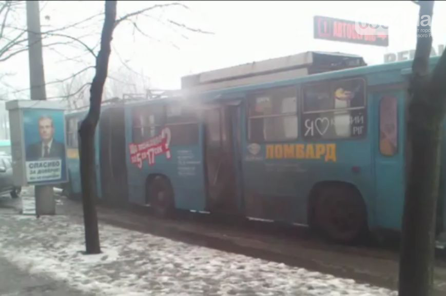 В Кривом Роге пикетировали прокуратуру, тушили троллейбус с пассажирами и отправляли в АТО шоколадный танк (фото) - фото 2 В Кривом Роге пикетировали прокуратуру, тушили троллейбус с пассажирами и отправляли в АТО шоколадный танк (фото) - фото 2