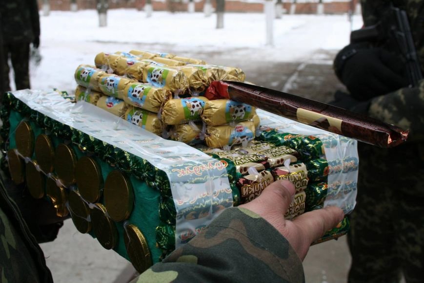 В Кривом Роге пикетировали прокуратуру, тушили троллейбус с пассажирами и отправляли в АТО шоколадный танк (фото) - фото 3 В Кривом Роге пикетировали прокуратуру, тушили троллейбус с пассажирами и отправляли в АТО шоколадный танк (фото) - фото 3