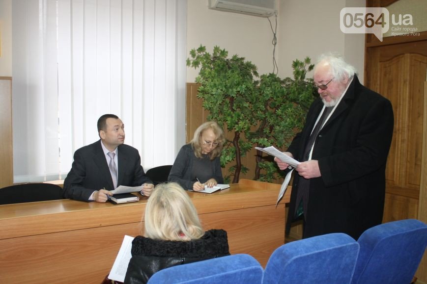 В Кривом Роге пикетировали прокуратуру, тушили троллейбус с пассажирами и отправляли в АТО шоколадный танк (фото) - фото 1 В Кривом Роге пикетировали прокуратуру, тушили троллейбус с пассажирами и отправляли в АТО шоколадный танк (фото) - фото 1