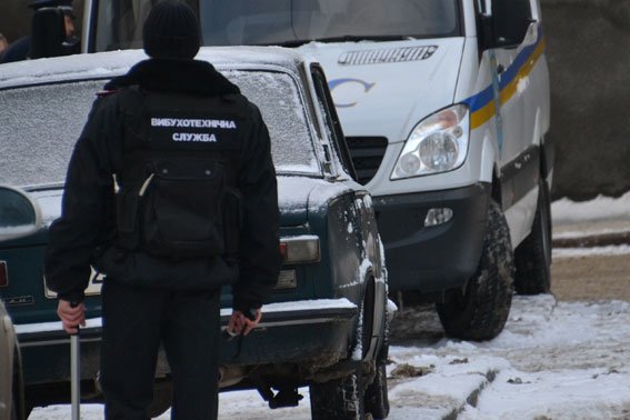 Правоохоронці розшукують «жартівника», який «замінував» будівлю Львівської облдержадміністрації (ФОТО) (фото) - фото 2 Правоохоронці розшукують «жартівника», який «замінував» будівлю Львівської облдержадміністрації (ФОТО) (фото) - фото 2