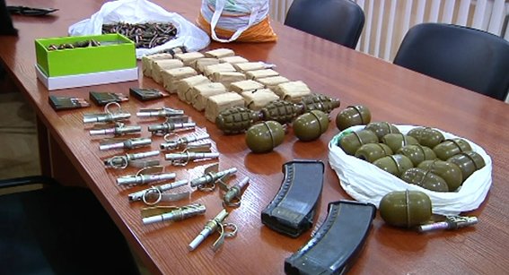 Военнослужащий из Кривого Рога пытался продать боевые гранаты из зоны АТО (ФОТО, ВИДЕО) (фото) - фото 1 Военнослужащий из Кривого Рога пытался продать боевые гранаты из зоны АТО (ФОТО, ВИДЕО) (фото) - фото 1