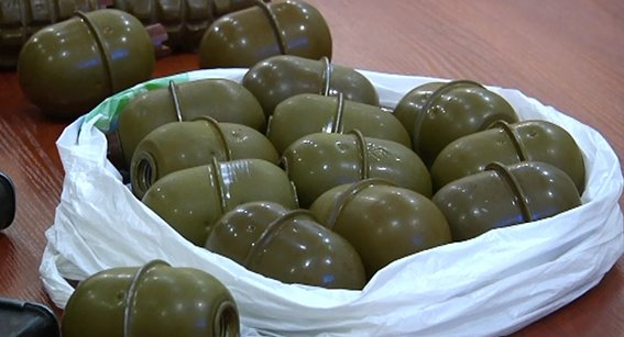 Военнослужащий из Кривого Рога пытался продать боевые гранаты из зоны АТО (ФОТО, ВИДЕО) (фото) - фото 1 Военнослужащий из Кривого Рога пытался продать боевые гранаты из зоны АТО (ФОТО, ВИДЕО) (фото) - фото 1