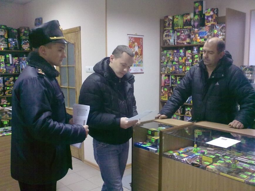 Почти вся пиротехника с лотков на рынках - контрабандная продукция (фото) - фото 1 Почти вся пиротехника с лотков на рынках - контрабандная продукция (фото) - фото 1