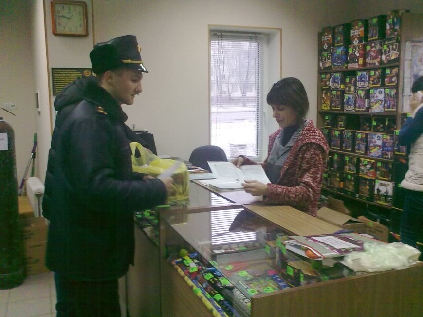 Почти вся пиротехника с лотков на рынках - контрабандная продукция (фото) - фото 1 Почти вся пиротехника с лотков на рынках - контрабандная продукция (фото) - фото 1