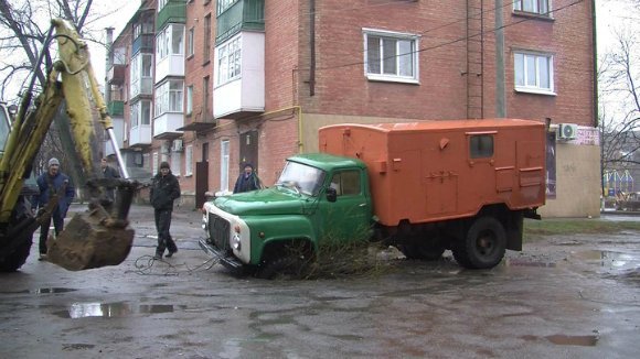 В Александрии грузовик водоканала провалился в яму (фото) - фото 1 В Александрии грузовик водоканала провалился в яму (фото) - фото 1