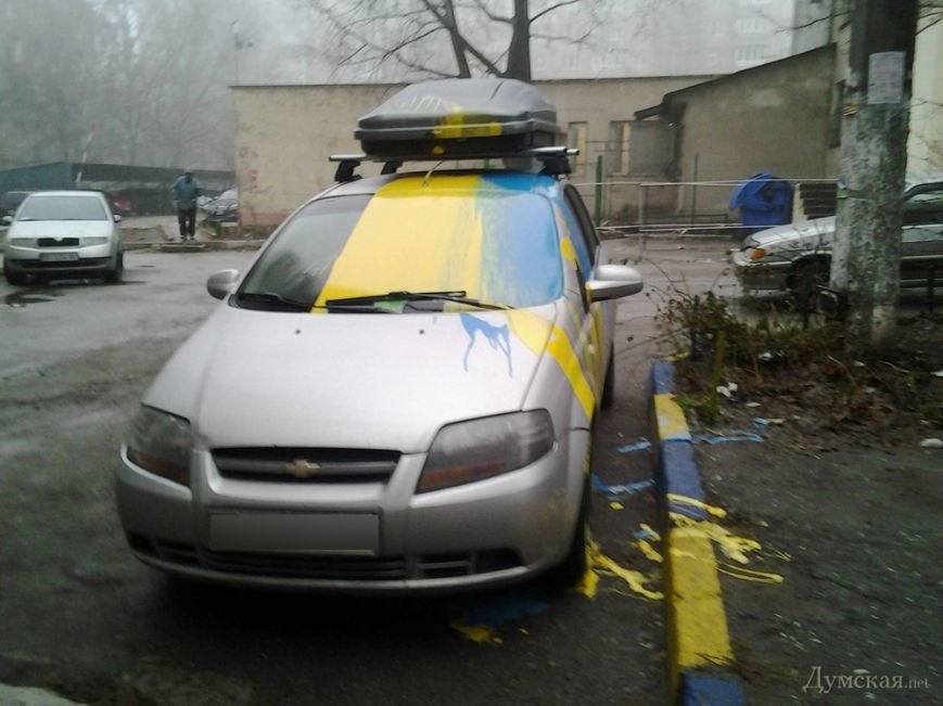 В Одессе облили краской машины, в которых были установлены украинские флажки (ФОТО) (фото) - фото 1 В Одессе облили краской машины, в которых были установлены украинские флажки (ФОТО) (фото) - фото 1