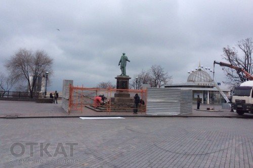 Одесского Дюка обнесли забором (ФОТО) (фото) - фото 1 Одесского Дюка обнесли забором (ФОТО) (фото) - фото 1