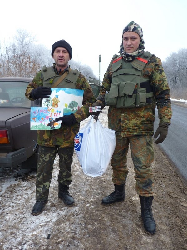 Краматорские школьники передали военным подарки на передовую (фото) - фото 3 Краматорские школьники передали военным подарки на передовую (фото) - фото 3