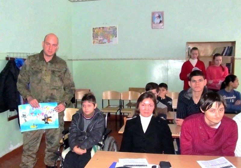 Краматорские школьники передали военным подарки на передовую (фото) - фото 1 Краматорские школьники передали военным подарки на передовую (фото) - фото 1