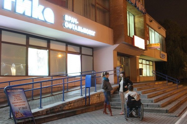 Гродненский инвалид поднялся по пандусу в Дом связи только..., фото-8 Гродненский инвалид поднялся по пандусу в Дом связи только при помощи трех человек (Фото), фото-8