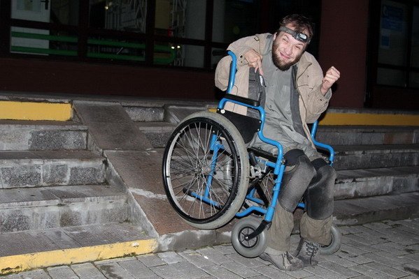 Гродненский инвалид поднялся по пандусу в Дом связи только..., фото-2 Гродненский инвалид поднялся по пандусу в Дом связи только при помощи трех человек (Фото), фото-2