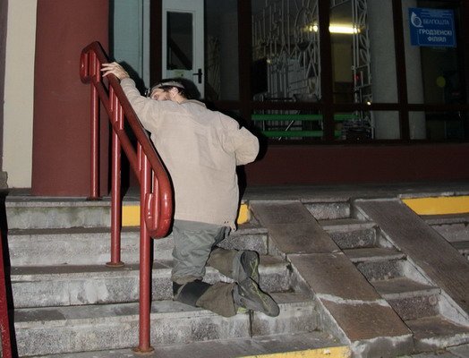 Гродненский инвалид поднялся по пандусу в Дом связи только..., фото-5 Гродненский инвалид поднялся по пандусу в Дом связи только при помощи трех человек (Фото), фото-5