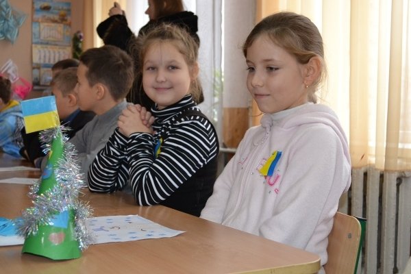 В мариупольской школе №9 бойцы «Днепра-1» вместе волонтерами провели урок мужества (ФОТО) (фото) - фото 2 В мариупольской школе №9 бойцы «Днепра-1» вместе волонтерами провели урок мужества (ФОТО) (фото) - фото 2