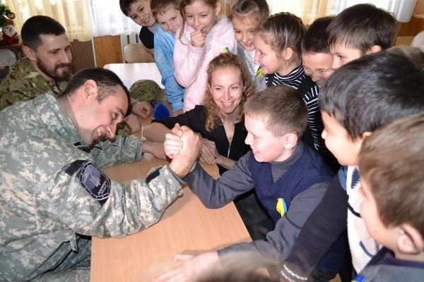 В мариупольской школе №9 бойцы «Днепра-1» вместе волонтерами провели урок мужества (ФОТО) (фото) - фото 2 В мариупольской школе №9 бойцы «Днепра-1» вместе волонтерами провели урок мужества (ФОТО) (фото) - фото 2