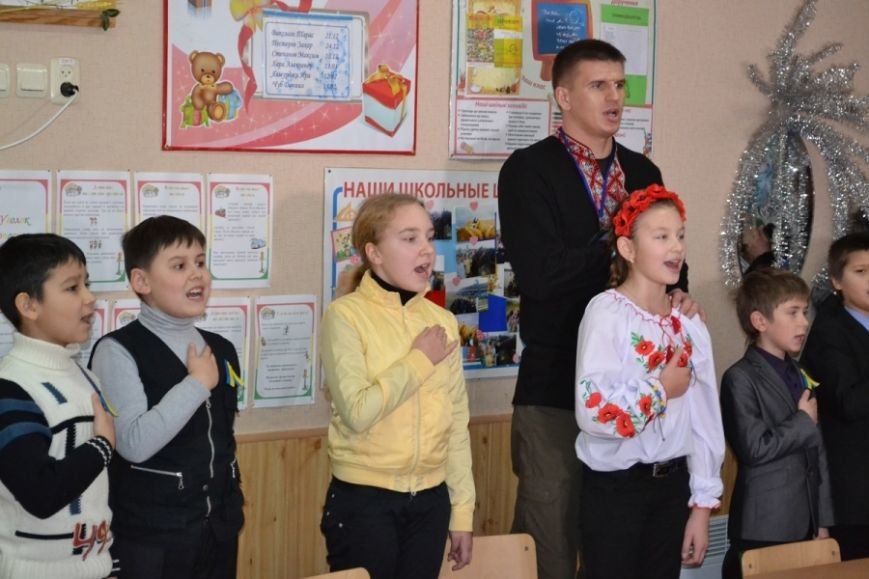 В мариупольской школе №9 бойцы «Днепра-1» вместе волонтерами провели урок мужества (ФОТО) (фото) - фото 2 В мариупольской школе №9 бойцы «Днепра-1» вместе волонтерами провели урок мужества (ФОТО) (фото) - фото 2