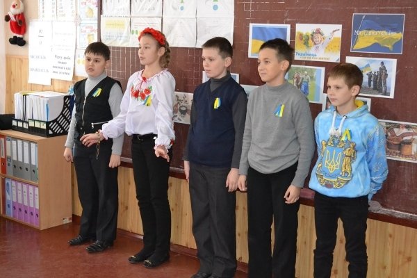 В мариупольской школе №9 бойцы «Днепра-1» вместе волонтерами провели урок мужества (ФОТО) (фото) - фото 2 В мариупольской школе №9 бойцы «Днепра-1» вместе волонтерами провели урок мужества (ФОТО) (фото) - фото 2