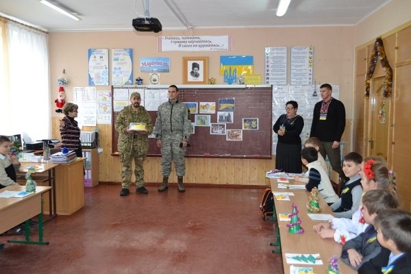 В мариупольской школе №9 бойцы «Днепра-1» вместе волонтерами провели урок мужества (ФОТО) (фото) - фото 1 В мариупольской школе №9 бойцы «Днепра-1» вместе волонтерами провели урок мужества (ФОТО) (фото) - фото 1