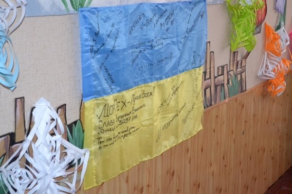 В мариупольской школе №9 бойцы «Днепра-1» вместе волонтерами провели урок мужества (ФОТО) (фото) - фото 2 В мариупольской школе №9 бойцы «Днепра-1» вместе волонтерами провели урок мужества (ФОТО) (фото) - фото 2