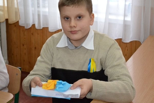 В мариупольской школе №9 бойцы «Днепра-1» вместе волонтерами провели урок мужества (ФОТО) (фото) - фото 2 В мариупольской школе №9 бойцы «Днепра-1» вместе волонтерами провели урок мужества (ФОТО) (фото) - фото 2
