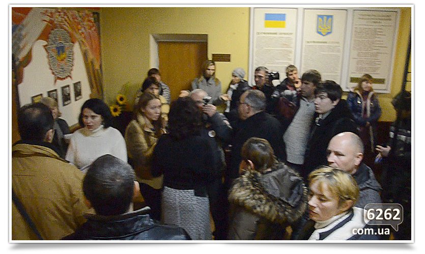 Продолжается люстрация директора славянского лицея. (фото) - фото 1 Продолжается люстрация директора славянского лицея. (фото) - фото 1
