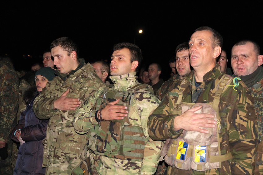 У Львові зустріли 300 десантників, які повернулись додому (ФОТОРЕПОРТАЖ) (фото) - фото 3 У Львові зустріли 300 десантників, які повернулись додому (ФОТОРЕПОРТАЖ) (фото) - фото 3