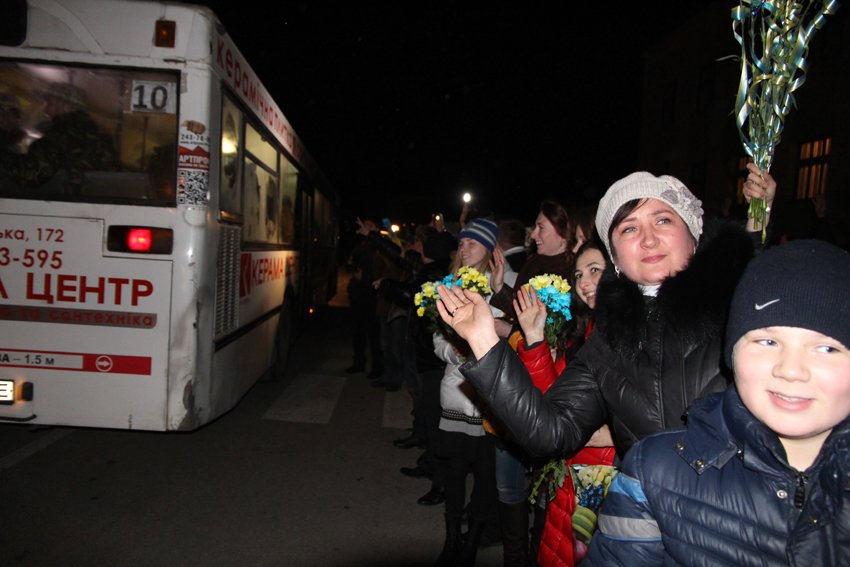 У Львові зустріли 300 десантників, які повернулись додому (ФОТОРЕПОРТАЖ) (фото) - фото 23 У Львові зустріли 300 десантників, які повернулись додому (ФОТОРЕПОРТАЖ) (фото) - фото 23