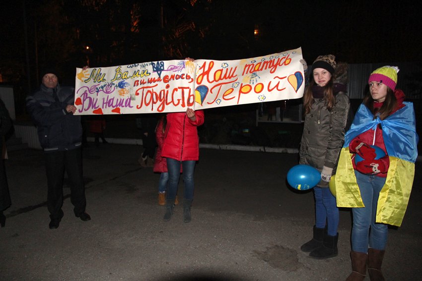 У Львові зустріли 300 десантників, які повернулись додому (ФОТОРЕПОРТАЖ) (фото) - фото 8 У Львові зустріли 300 десантників, які повернулись додому (ФОТОРЕПОРТАЖ) (фото) - фото 8