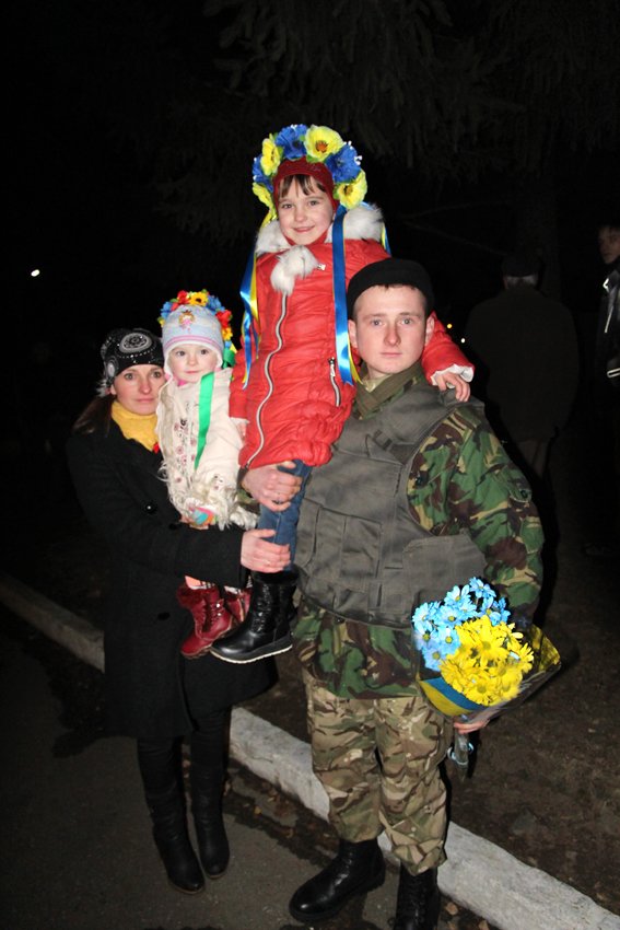 У Львові зустріли 300 десантників, які повернулись додому (ФОТОРЕПОРТАЖ) (фото) - фото 14 У Львові зустріли 300 десантників, які повернулись додому (ФОТОРЕПОРТАЖ) (фото) - фото 14