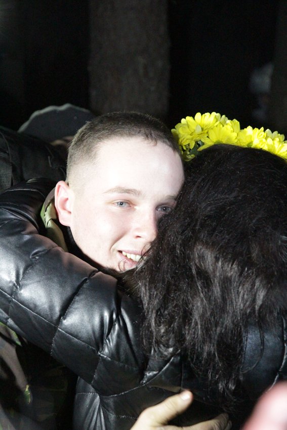 У Львові зустріли 300 десантників, які повернулись додому (ФОТОРЕПОРТАЖ) (фото) - фото 19 У Львові зустріли 300 десантників, які повернулись додому (ФОТОРЕПОРТАЖ) (фото) - фото 19