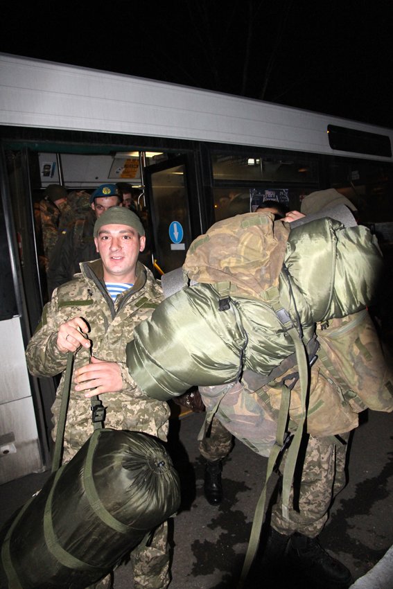 У Львові зустріли 300 десантників, які повернулись додому (ФОТОРЕПОРТАЖ) (фото) - фото 21 У Львові зустріли 300 десантників, які повернулись додому (ФОТОРЕПОРТАЖ) (фото) - фото 21