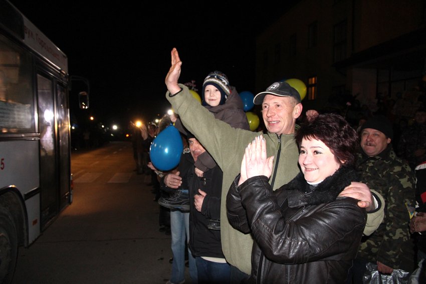 У Львові зустріли 300 десантників, які повернулись додому (ФОТОРЕПОРТАЖ) (фото) - фото 24 У Львові зустріли 300 десантників, які повернулись додому (ФОТОРЕПОРТАЖ) (фото) - фото 24