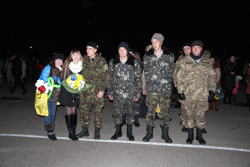 У Львові зустріли 300 десантників, які повернулись додому (ФОТОРЕПОРТАЖ) (фото) - фото 9 У Львові зустріли 300 десантників, які повернулись додому (ФОТОРЕПОРТАЖ) (фото) - фото 9